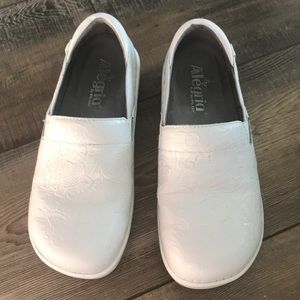 Alegria leather clogs